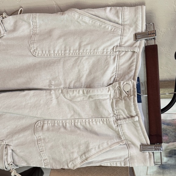 Democracy Women's Capris in Cream Democracy Size 6 - Picture 6 of 8